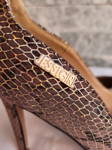 Salonke: Salonke, 38 — 6