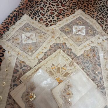 Digər tekstil: Germaniyani. dekor. süfräläri. qızılı. daşlarla. bäzädilmiş — 13