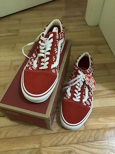 puške: Predstavljamo uniseks Vans Old Skool patike u crvenoj boji. Ove patike — 6