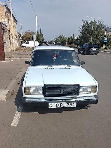 vaz muherrik: VAZ 2107, ağ rəng, sedan kuzov. Xüsusiyyətlər:karopka5skors - — 2