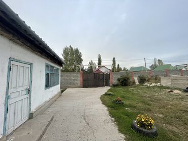 дом в сокулуке: 72 кв. м, 4 бөлмө, Унаа токтотуучу жай, Сарай, Забор, тосулган