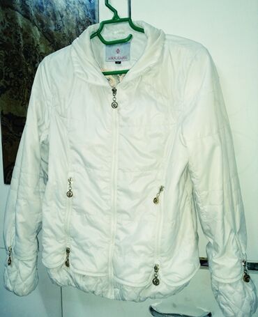 демисезонную куртку: Белая стильная куртка, размер 44. Цена 900 сом, доставка по городу 200