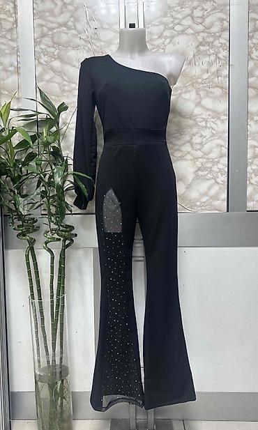 kombinezon crni: Elegantni crni ženski kombinezon sa jednim ramenom
2700din
S M L — 3