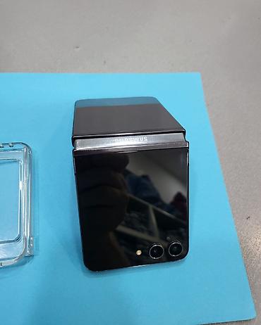 Samsung: Samsung Galaxy Z Flip5 – crni, preklopni model - Memorija: 8 GB RAM / — 12