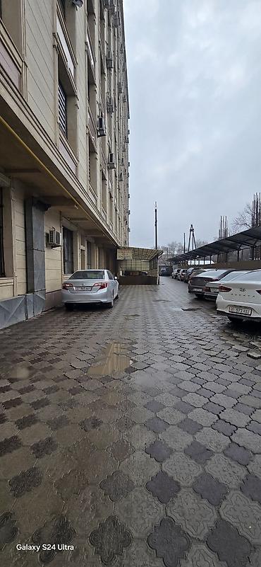 Продажа помещений свободного назначения: Сдаеться коммерческое помещение в жилом доме . 270кв. В районе — 1