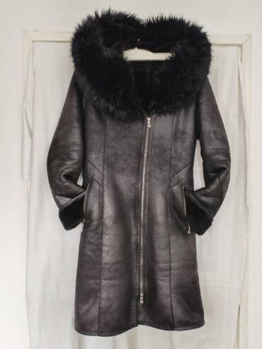 Krzneni kaputi: Monton intenzivno crne boje sa kapuljacom i punijim toplim krznom na lalafo.rs — 1 Krzneni kaputi: Monton intenzivno crne boje sa kapuljacom i punijim toplim krznom — 1