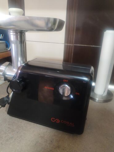 Mašine za mlevenje mesa: Električna mašina za mlevenje mesa marke Coral. Aparat je crne boje sa na lalafo.rs — 2 Mašine za mlevenje mesa: Električna mašina za mlevenje mesa marke Coral. Aparat je crne boje sa — 2