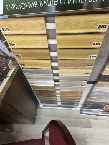 Linoleum: Müxtəlif rəng və naxışlarda təqdim olunan ağac zolaqları, daxili