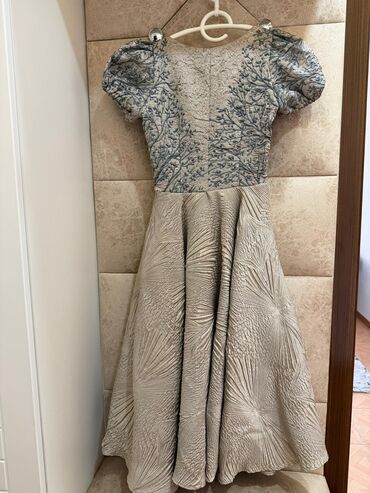 qadin eynekleri instagram: Zərif ziyafət geyimi - Rəng: Boz-bej tonlarında, üst hissədə mavi