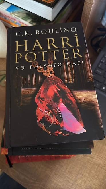 Kitab dolabları: Harry Poter kitablarimi satiram,her biri yenidir. Azerbaycan dilinde — 2