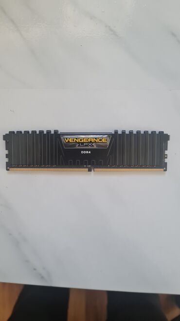 Operativ yaddaş (RAM): Operativ yaddaş (RAM) Corsair, 8 GB, 3200 Mhz, DDR4, PC üçün, İşlənmiş