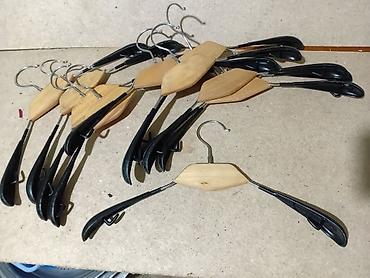 Taxta-gövdəli, plastik uclu geyim asılqanları dəsti - Material