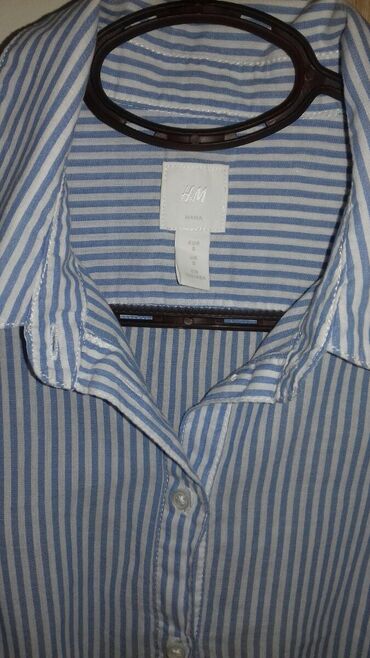 Košulje, bluze i tunike: Prelepa H&M kosulja. Kao nova,obucena par puta. Velicina S