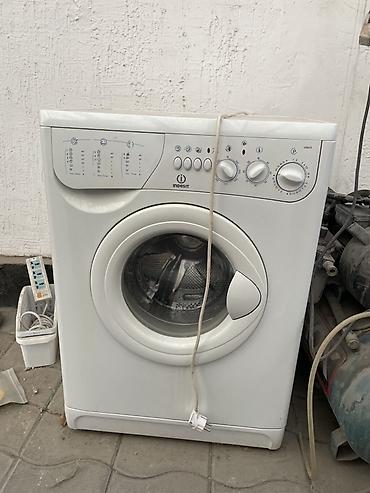 круглый: Стиральная машина Indesit с фронтальной загрузкой. Белый корпус — 1