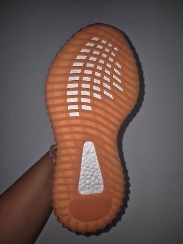 lil solid ez boje: Yezzy lepo odradjene
Urezan boost u djonu
36-48
3900 din — 3