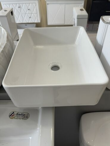 ağ sekil: Dördbucaq formalı, ağ rəngli, keramika materialdan hazırlanmış hamam