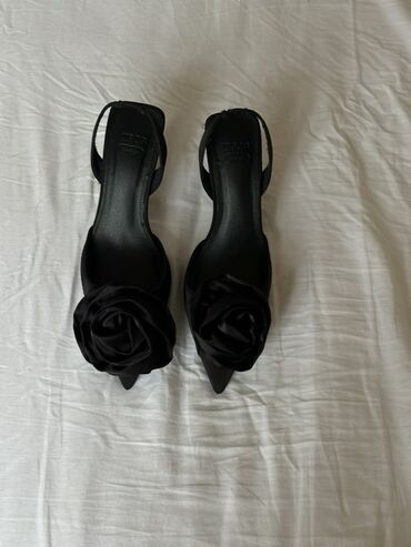 Tuflilər: Qadın ayaqqabısı – qara, gül aplikasiyalı - Model: slingback (ayaq
