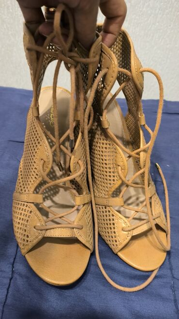 обувь ортопедическая: ALDO, шикарная удобные босоножки, украсит тебя