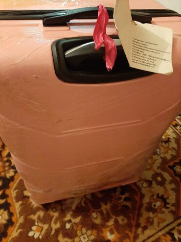 розовый клатч: Продаю чемодан. размер L. покупала 30 декабря, при полете разбили