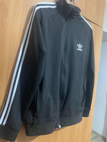 button куртки бишкек: Эркектердин спорттук костюму, 2XL (EU 44), Adidas, Колдонулган, түсү - Кара, Өзү алып кетүү, Акылуу жеткирүү