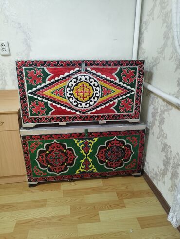 камод мебель: Продаю сандыки 2 штуки, состояние отличное, по 1000 сом за штуку, две