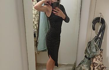 Elegantna crna haljina sa sitnim svetlucavim tačkicama. Model je
