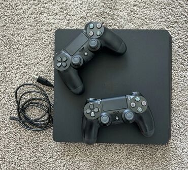 playstation avadanliqlari: PlayStation 4 1 tb slim model 2 sadə pult ilə 400 m 2 original pult