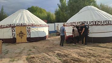 мобильные бани: Боз үй зонтик стол стул менен арендага берилет боз үй дияметр 5 метр — 1