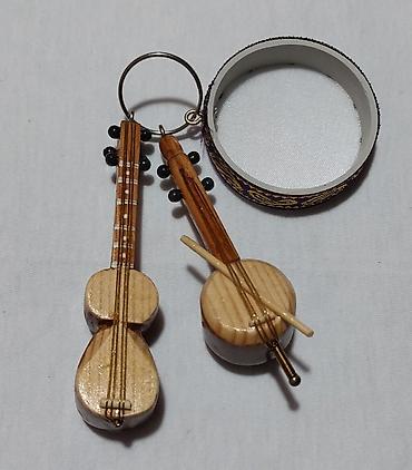 Breloklar: Musiqi alətlərindən ibarət brelok satılır, əl işidir, ağac — 9