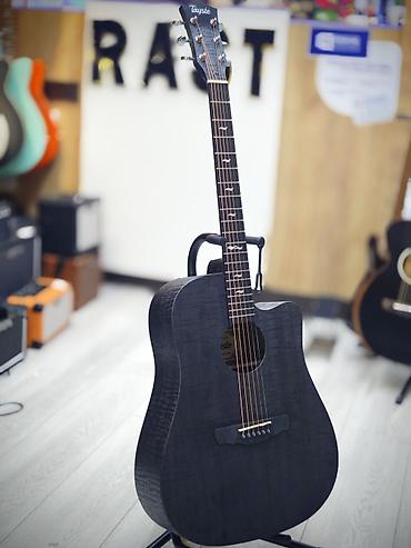 Akustik gitara Rast musiqi aletleri maģazasinin ünvanları ; 1___