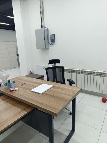 Ofis dəst mebeli: Müasir ofis rəhbər masası dəsti - Dizayn: L formalı iş masası, yan — 9