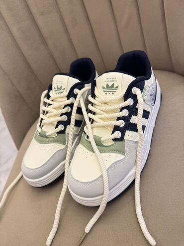 qadınlar üçün vans authentic ketlər: Adidas, Ölçü: 39, rəng - Ağ, Yeni