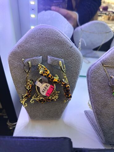 Bijuteriya dəstləri: Zərgərlik dəstləri – zövqlü aksesuar seçimi 1) Yaşıl daşlı çiçək — 3