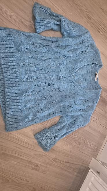 Ostala ženska odeća: Lot ženske garderobe – 4 komada 1) Crni džemper sa dodatkom bele — 2