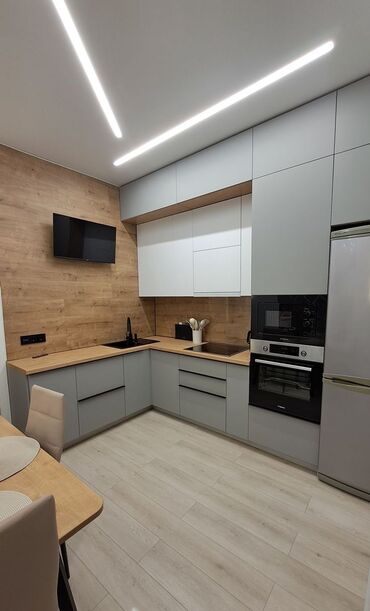 Mətbəx mebeli: Ağ rəngli, müasir dizaynlı mətbəx mebeli dəsti. Dolablar quraşdırılıb — 5