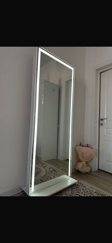 купить зеркало в полный рост: Напольное зеркало с LED‑подсветкой на роликах . Купила год назад за 12