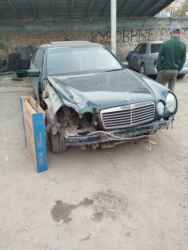 строительства домов из 3d панелей: Mercedes-Benz E‑Class W210 (седан), зеленый металлик. Автомобиль на