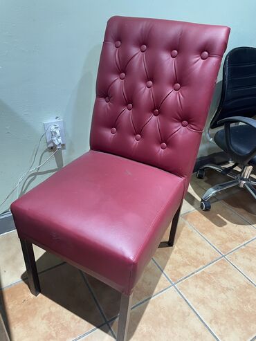 стульчики для салона: Стулья бордовые и черные
 за одну
Ресепшен 
Педикюрное кресло