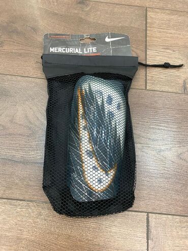 футболни форма: Футбольные щитки Nike Mercurial Lite предназначены для защиты голеней