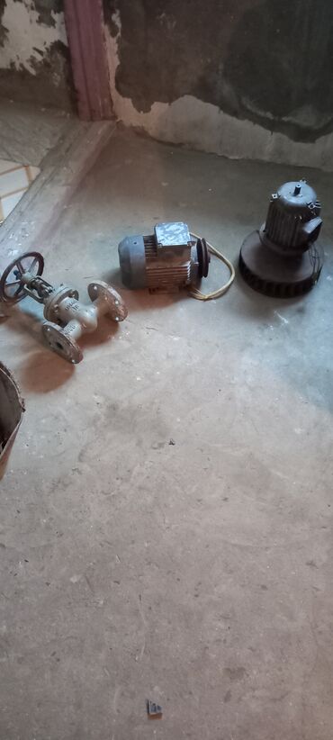 Elektrik malları: 2 mator 1 vintil matorlar 80 azn vintil 50 azn cəmi 110azn