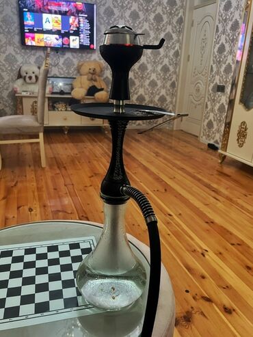 novruz xoncasi 2020: Şəffaf şüşə kolba və qara metal gövdəsi olan qəlyan. Yuxarı hissədə