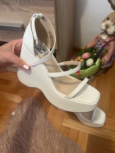 new yorker sortsevi: Sandals