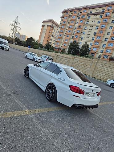 turbo az ranc rover: BMW 5 Series (F10) sedan – ağ rəngdə, M paket görünüşlü. Mawin idyal — 5