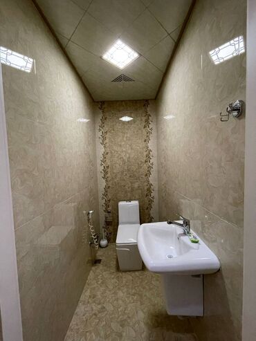 Uzunmüddətli kirayə mənzillər: Mənzil kirayə verilir. 17.10 mərtəbə 155 kv 4 otaq. Menzil seherin tam — 9