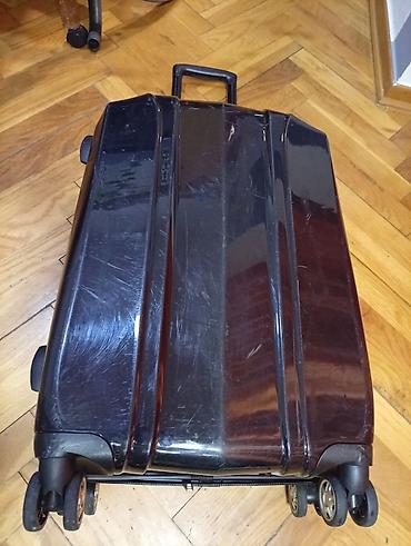 Putni koferi i torbe: Tvrdi kofer sa 4 točka, crne boje OKO. 65 40 25. MIRJEVO - — 2