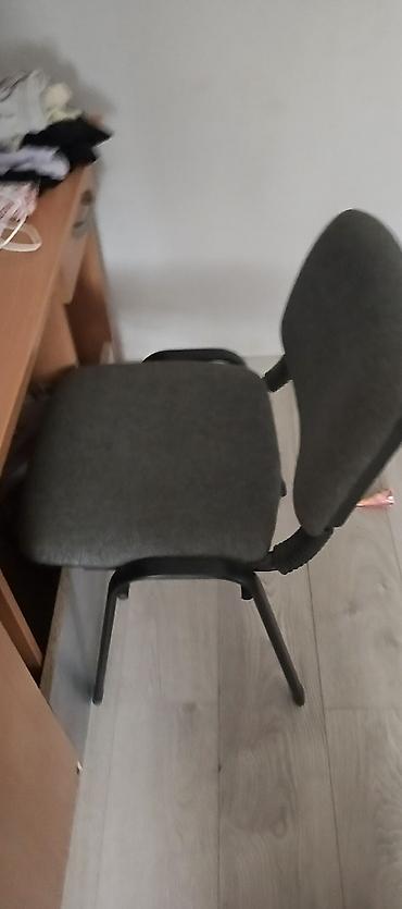 ormar police: Kancelarijska/studentska stolica sa tapaciranim sedištem i naslonom — 1