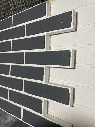 Фасадные сэндвич панели: Термопанели "под кирпич" в цвете антрацит и белом цвете. Этот фасадный — 3