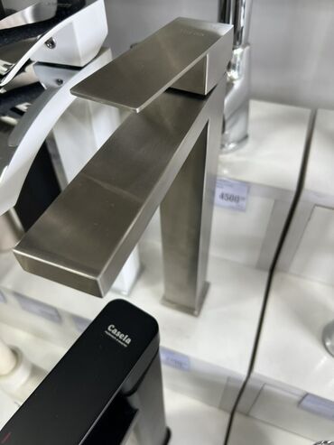 раковины для ванны с тумбой: Изящный смеситель для ванной комнаты с квадратным изливом и рычагом