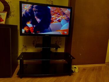 Paltaryuyan maşınlar: Samsung LCD televizor + şüşə TV stendi - Ekran: təxminən 32–37 düym