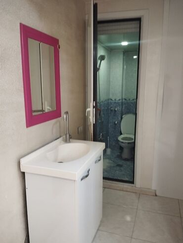 Salon, tibbi mebel dəsti: Ünvan,Bakıxanov qəsəbəsi,Sülh küçəsi 4. 50 kv.m,Ümumilikdə 3 otaq — 8